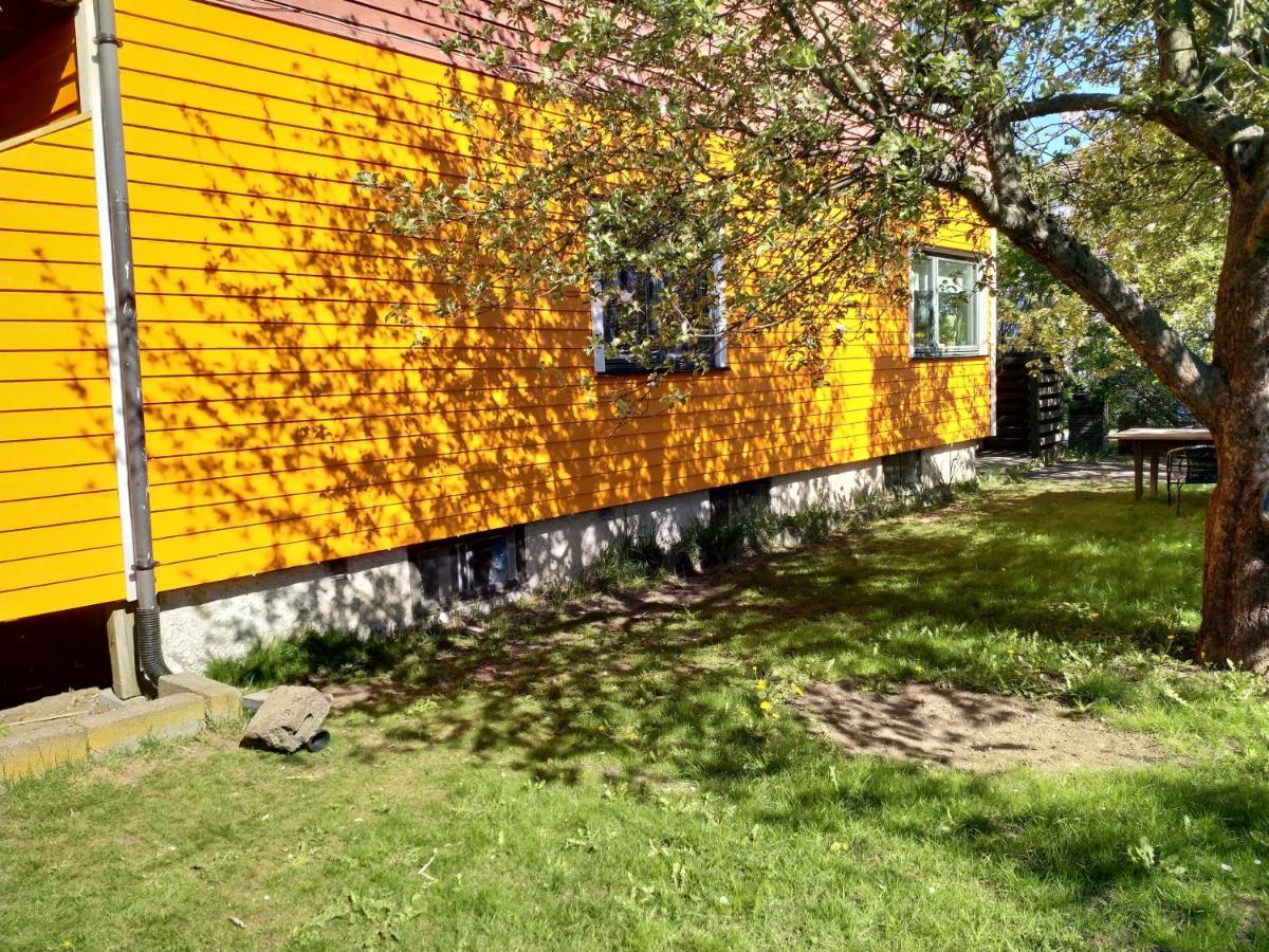 Renovated Semi- Basement 2 Bedrooms Furnished Apartment - Close To Everything In Moss Eksteriør bilde