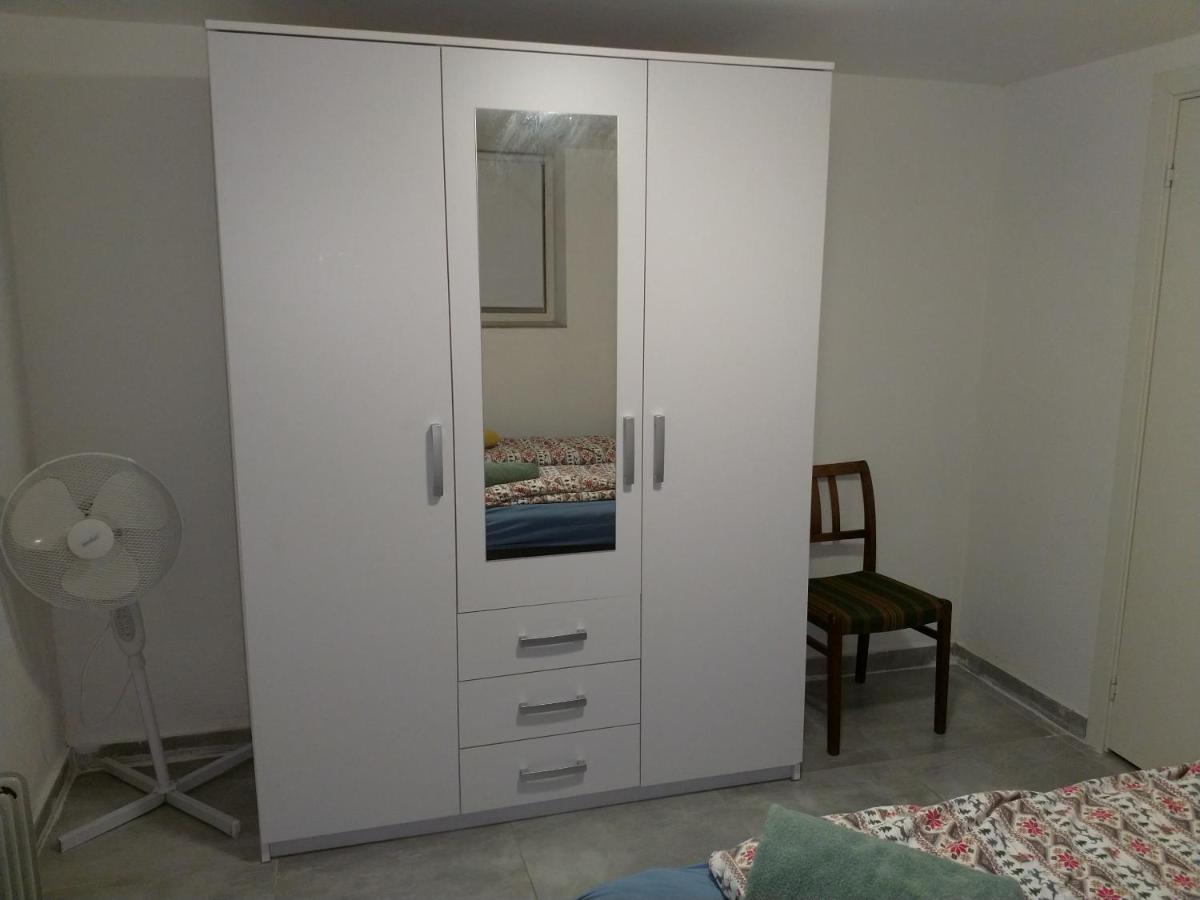 Renovated Semi- Basement 2 Bedrooms Furnished Apartment - Close To Everything In Moss Eksteriør bilde