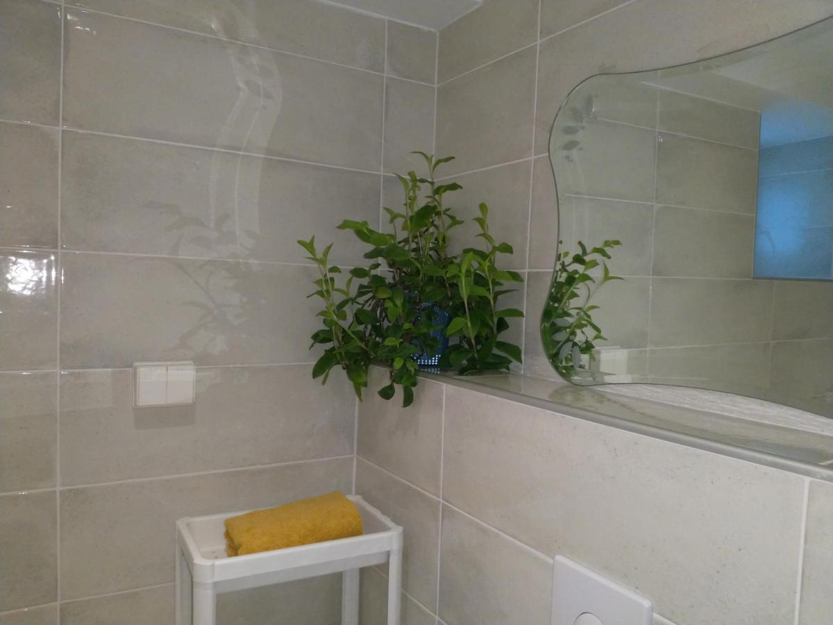 Renovated Semi- Basement 2 Bedrooms Furnished Apartment - Close To Everything In Moss Eksteriør bilde