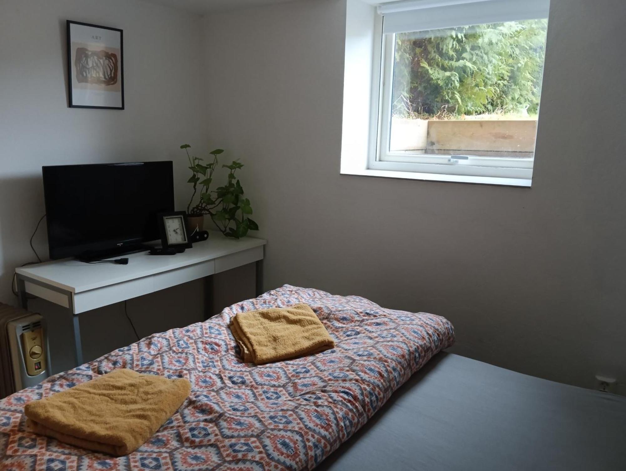 Renovated Semi- Basement 2 Bedrooms Furnished Apartment - Close To Everything In Moss Eksteriør bilde